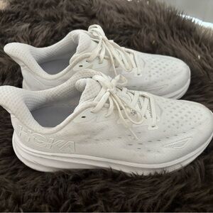 Women's hoka Clifton 9.